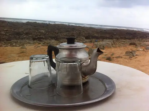 Théière marocaine avec plateau et verres